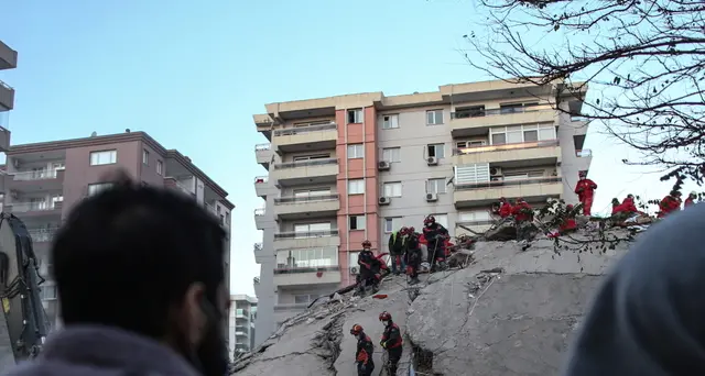 Sisma nell'Egeo, i morti salgono a 26, si scava tra macerie