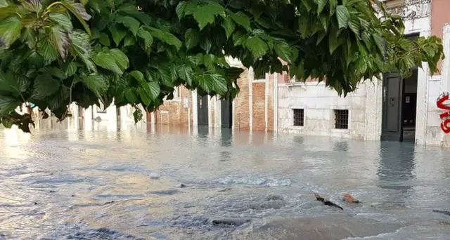 Venezia, si rompe tubo acquedotto, campo S.Polo allagato