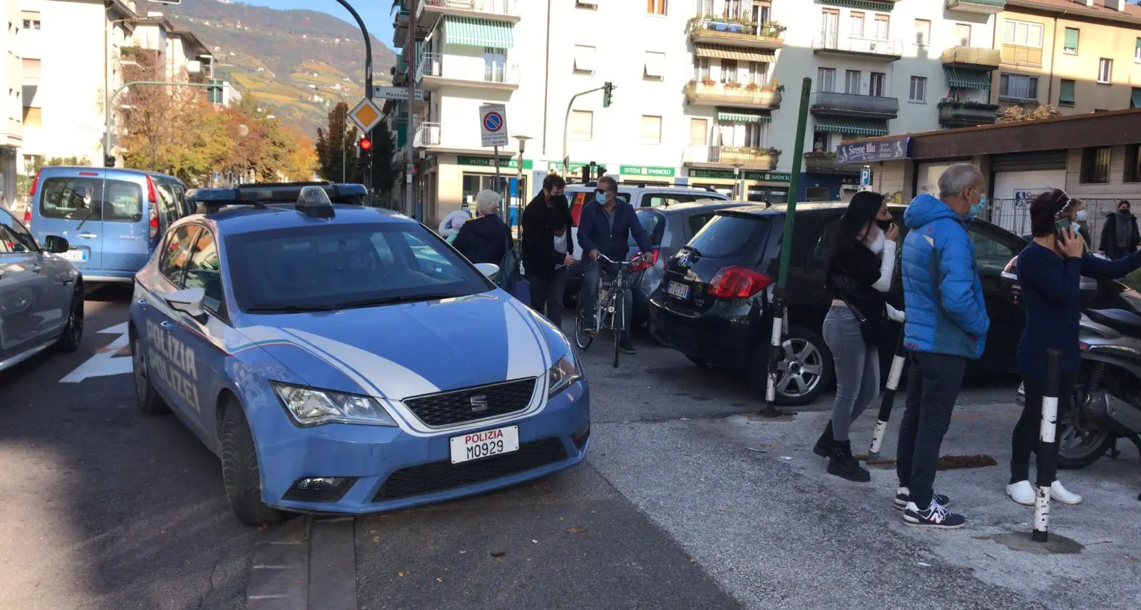 Bolzano, getta piatti e pentole dalla finestra: interviene la polizia