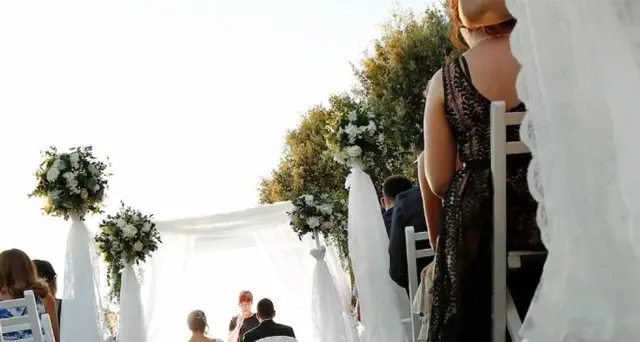 Matrimonio con uomo morente, prete nei guai