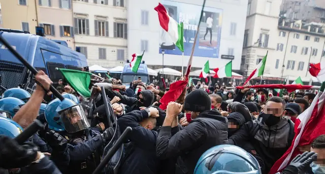 'Mascherine tricolori' contro lockdown, tafferugli a Roma