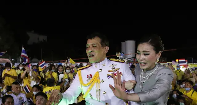 Thailandia: migliaia manifestano il loro sostegno al re