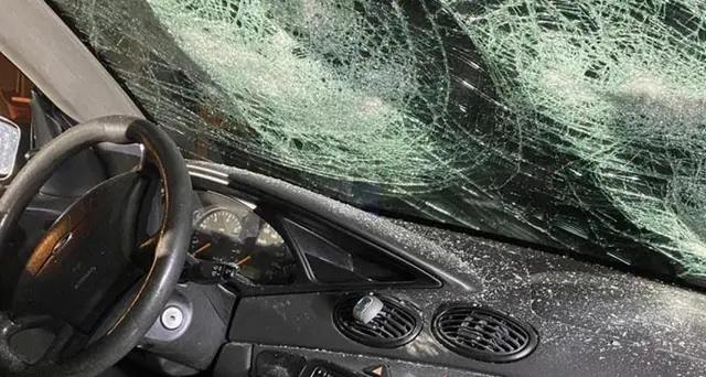 Aggrediscono coppia e violentano lei, 5 arresti