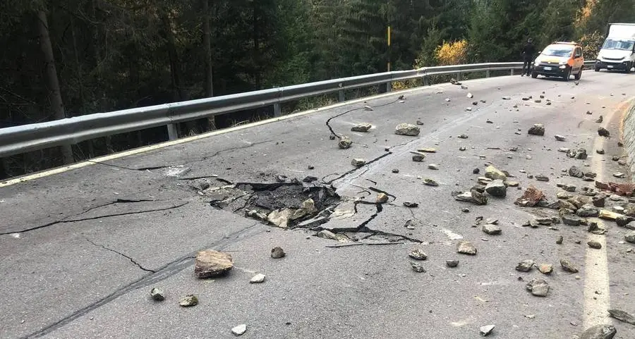 Una frana si abbatte sulla strada per Solda