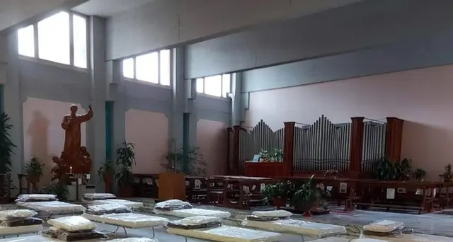 ++ Covid: mancano letti, brandine in chiesa ospedale ++