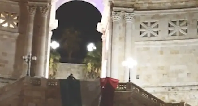 Violano coprifuoco e bruciano il tricolore a Cagliari