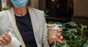 Bolzano, caffè bevuto per strada: anziana fermata dai vigili
