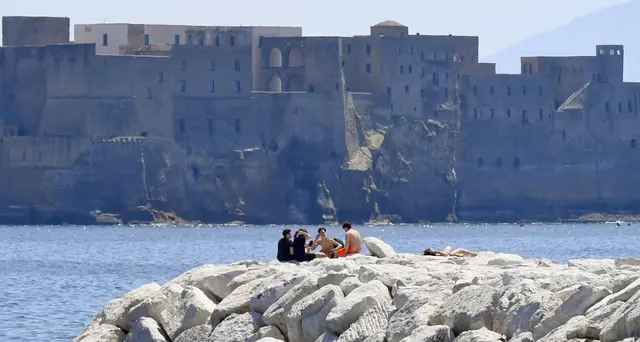 Napoli, folla sul lungomare, ristoranti pieni e traffico
