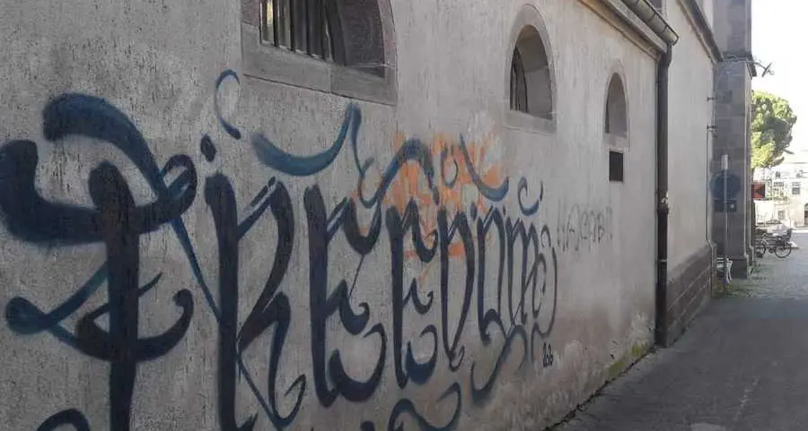Il muro della chiesa delle Dame Inglesi colpito dai writer