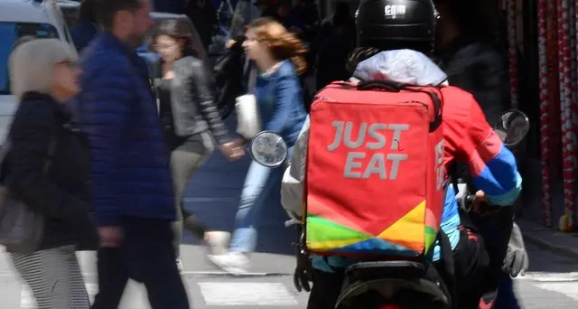 Just Eat annuncia l'assunzione dei suoi rider dal 2021