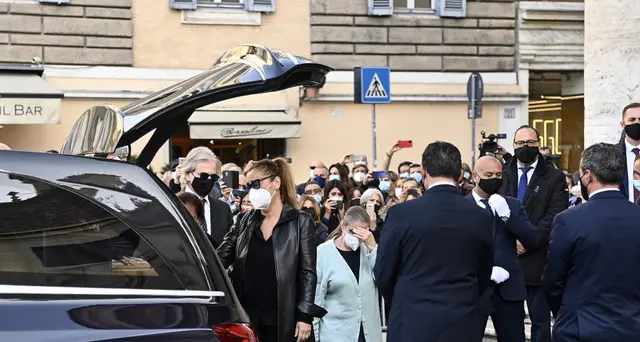 Commozione a Roma per l'ultimo saluto a Stefano D'Orazio