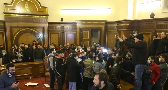 Nagorno: folla arrabbiata invade sede governo Erevan