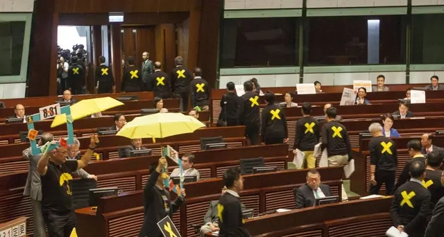 Hong Kong: si dimettono tutti i deputati pro-democrazia