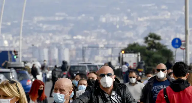 ++ Napoli: sul lungomare locali pieni per pranzo ++