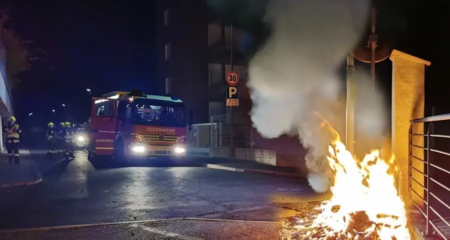 L’ombra del dolo sul nuovo incendio di un cassonetto