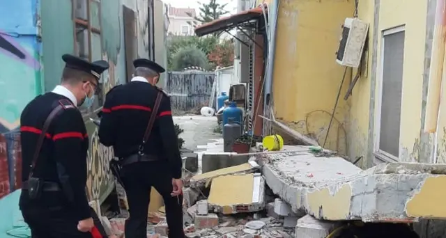 Crolla il balcone di una palazzina,operaio travolto e ucciso