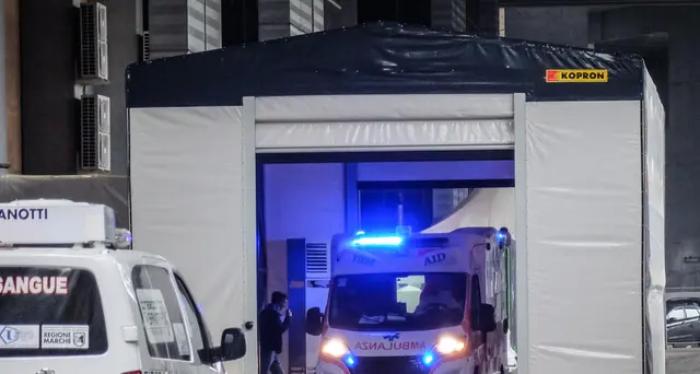 Dimessa dall'ospedale, ruba un'ambulanza per tornare a casa