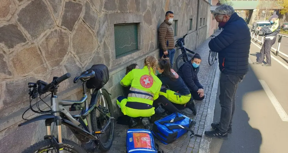 Bolzano, scontro frontale fra bici in via Roma, ferite due donne