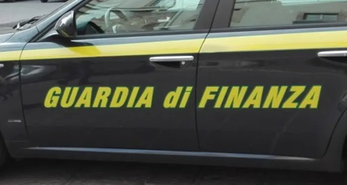 La Guardia di finanza di Trento sequestra 14 chilogrammi di droga, 2 gli arresti