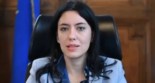 Azzolina, no a folla shopping e scuole chiuse