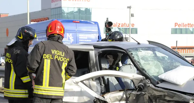 Furgone precipita da soprelevata in parcheggio, grave donna