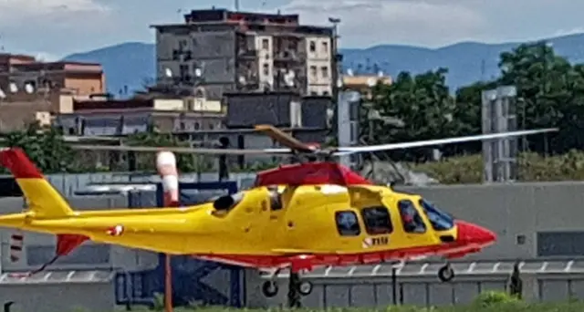 Furgone precipita in un parcheggio, grave donna