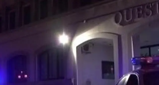 Uccide la compagna a coltellate, poi si costituisce