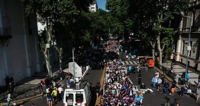 Maradona: molte migliaia in fila per rendere estremo omaggio