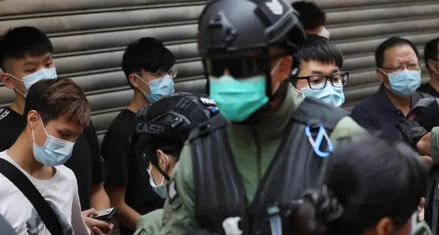 Hong Kong: uova contro la polizia, condannato a 21 mesi