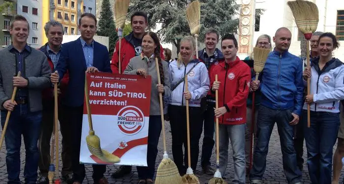 Vilipendio alla bandiera, definitiva la condanna ad Eva Klotz
