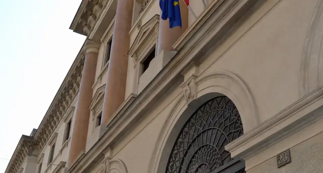 Uomo trovato morto davanti a ospedale in centro Milano