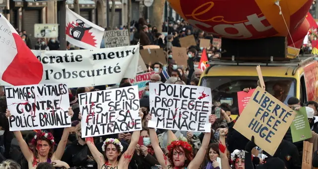 Parigi, scontri alla marcia e un'auto in fiamme