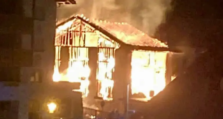 Resia, fienile distrutto dalle fiamme nella notte
