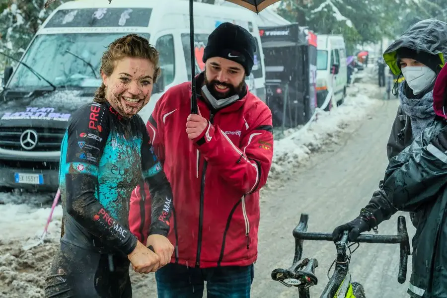 Sorrisi e fatica tra fango e neve, a Nalles lo spettacolo del ciclocross