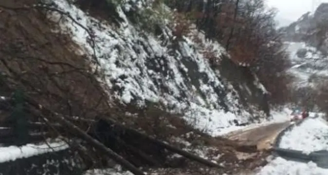 Frana blocca la strada, Sirmiano isolata