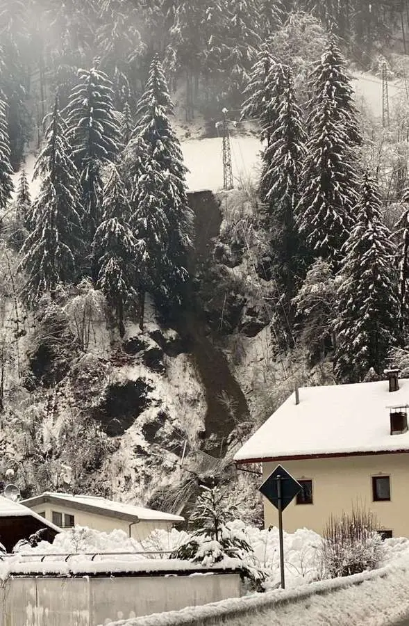 Maltempo, la Val Badia isolata Frana a Longega, statale in tilt