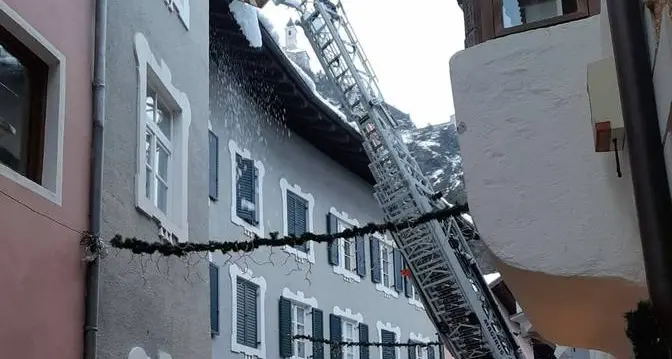 I pompieri liberano i tetti carichi di neve
