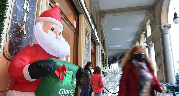 Covid, rosso intermittente dal 24 dicembre al 3 gennaio. Oggi il vertice a Palazzo Chigi