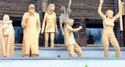 Saslong, statue giganti di legno al posto del pubblico