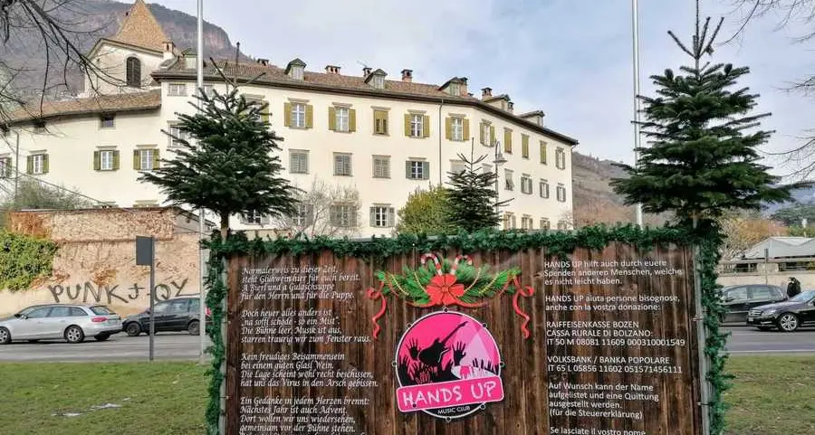Piazza Gries spoglia ma solidale