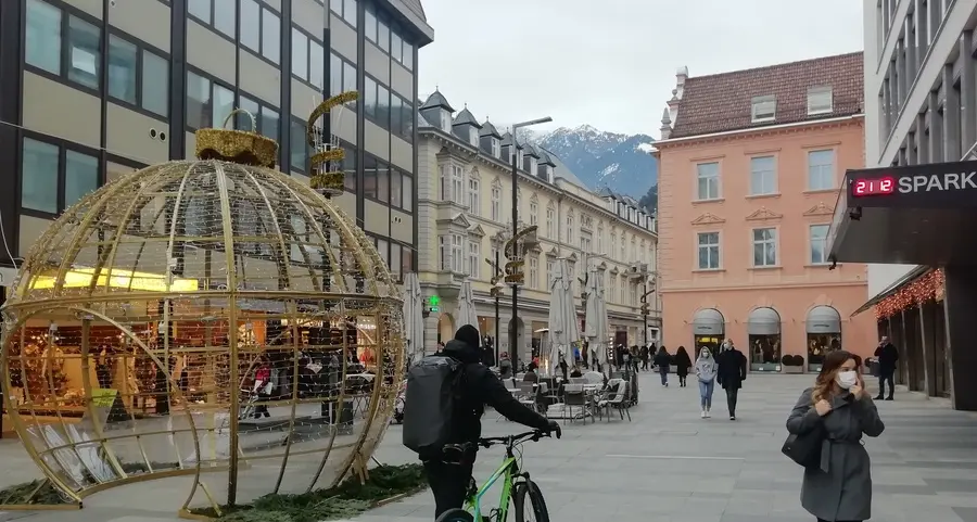 Divieto in via Cassa di Risparmio, ciclisti disorientati