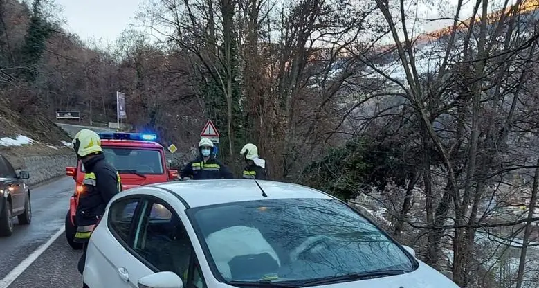 Scontro tra due auto, illesi i guidatori