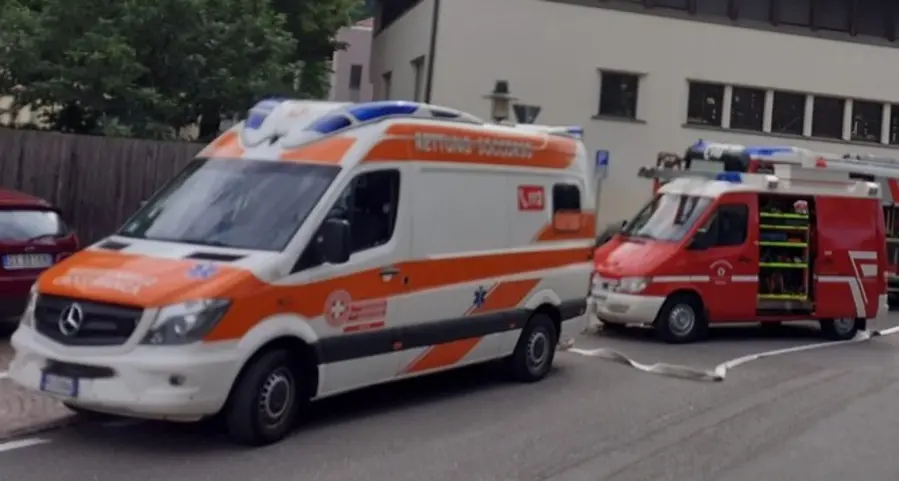 Bambino cade in un pozzo Intrappolato anche il padre
