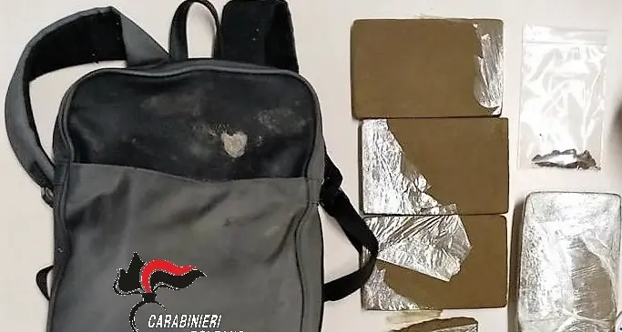 Bolzano, i carabinieri trovano oltre un chilo di droga dentro uno zaino
