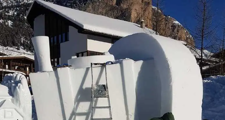 Le sculture di neve celebrano il trenino della Gardena