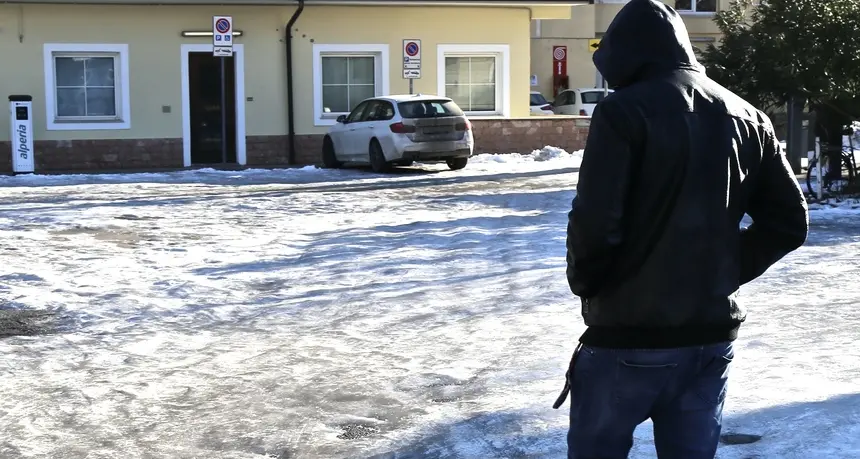 Stazione e parcheggio di via Bersaglio Trappole di ghiaccio a causa del gelo