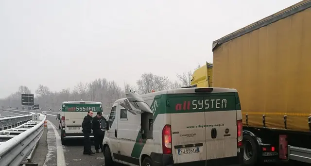 Assalto a furgone blindato con scontro a fuoco