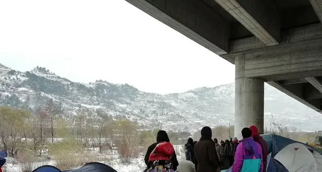 Decine migranti su Roja,aperta la chiesa
