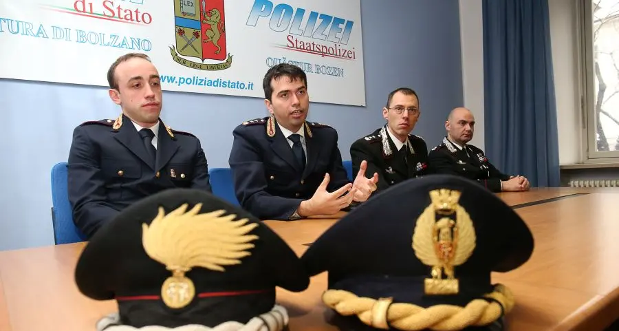 Spacca la vetrina per rubare un pc, arrestato