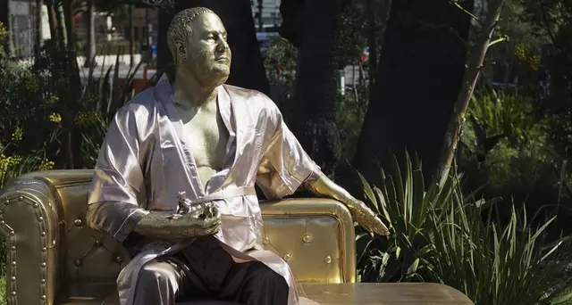 A Hollywood compare statua di Weinstein
